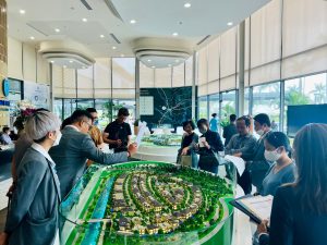 nguoi mua dang tan dung giao thoi de xuong tien