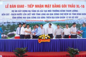 tp hcm 2 quan ban giao mat bang thi cong du an 8200 ti dong
