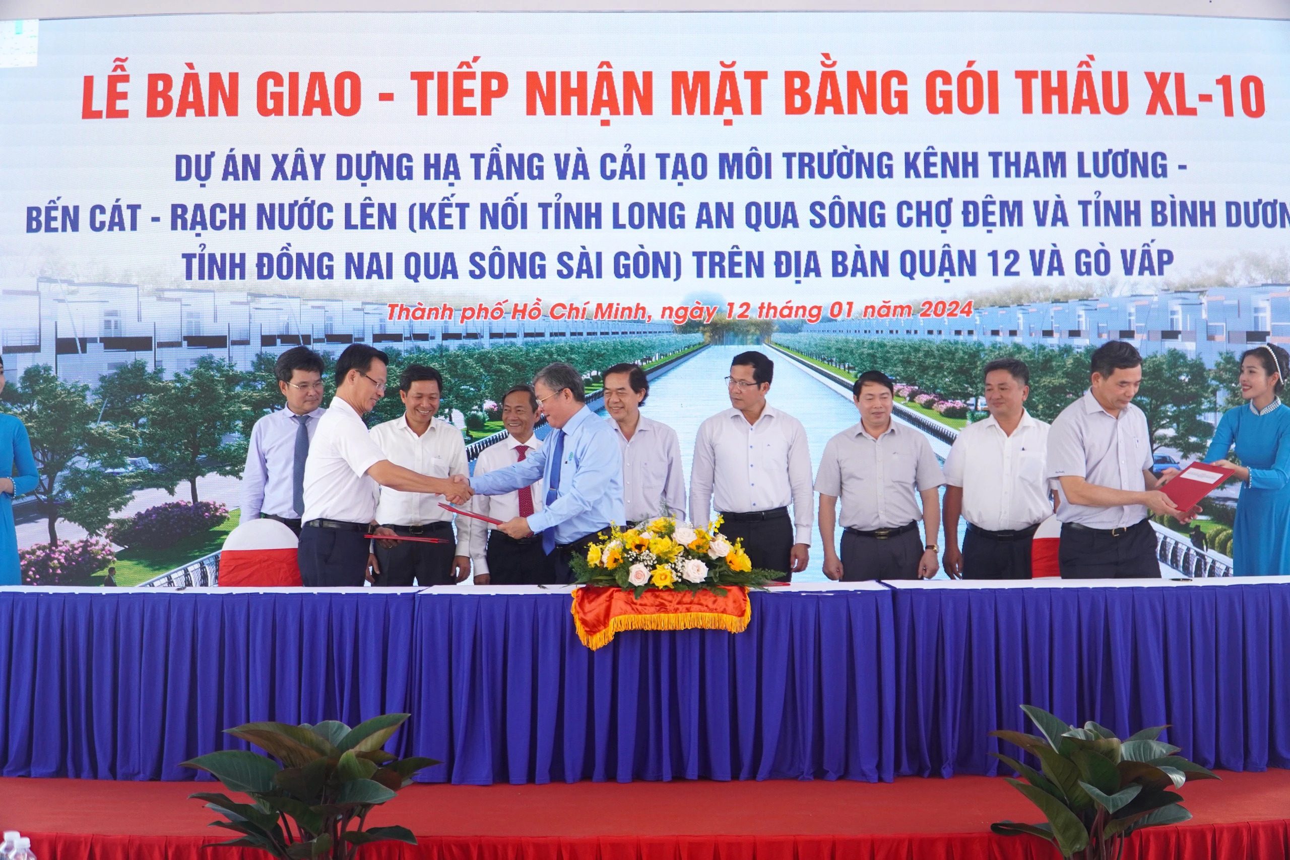 tp hcm 2 quan ban giao mat bang thi cong du an 8200 ti dong