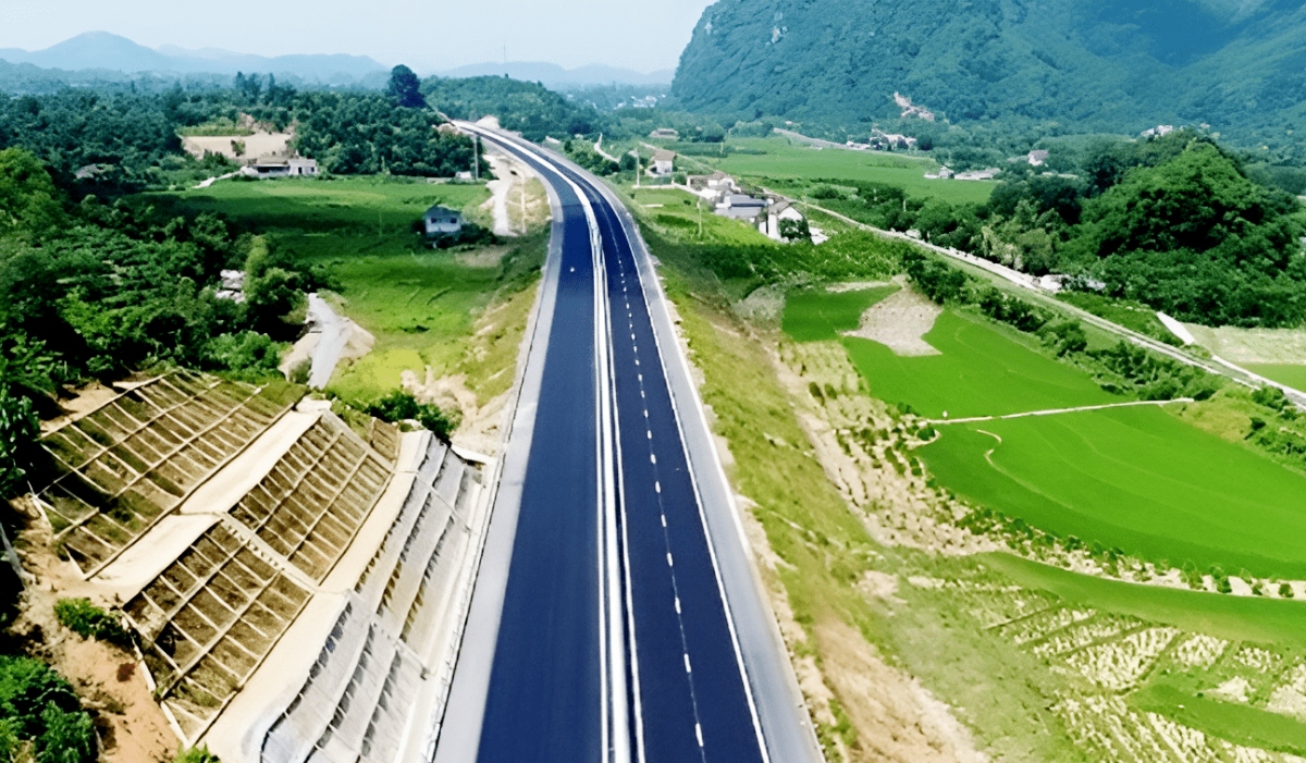 Cao tốc Hoà Bình - Mộc Châu cú hích kết nối liên vùng để bứt phá 1 Cao tốc Hoà Bình - Mộc Châu cú hích kết nối liên vùng để bứt phá