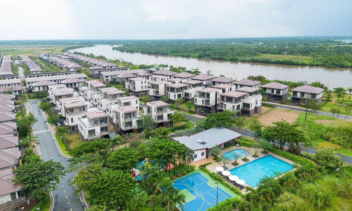 Một khu vực ven TP HCM được các doanh nghiệp bất động sản đua nhau về đầu tư dự án lớn nhưng giá đất nền vẫn mềm