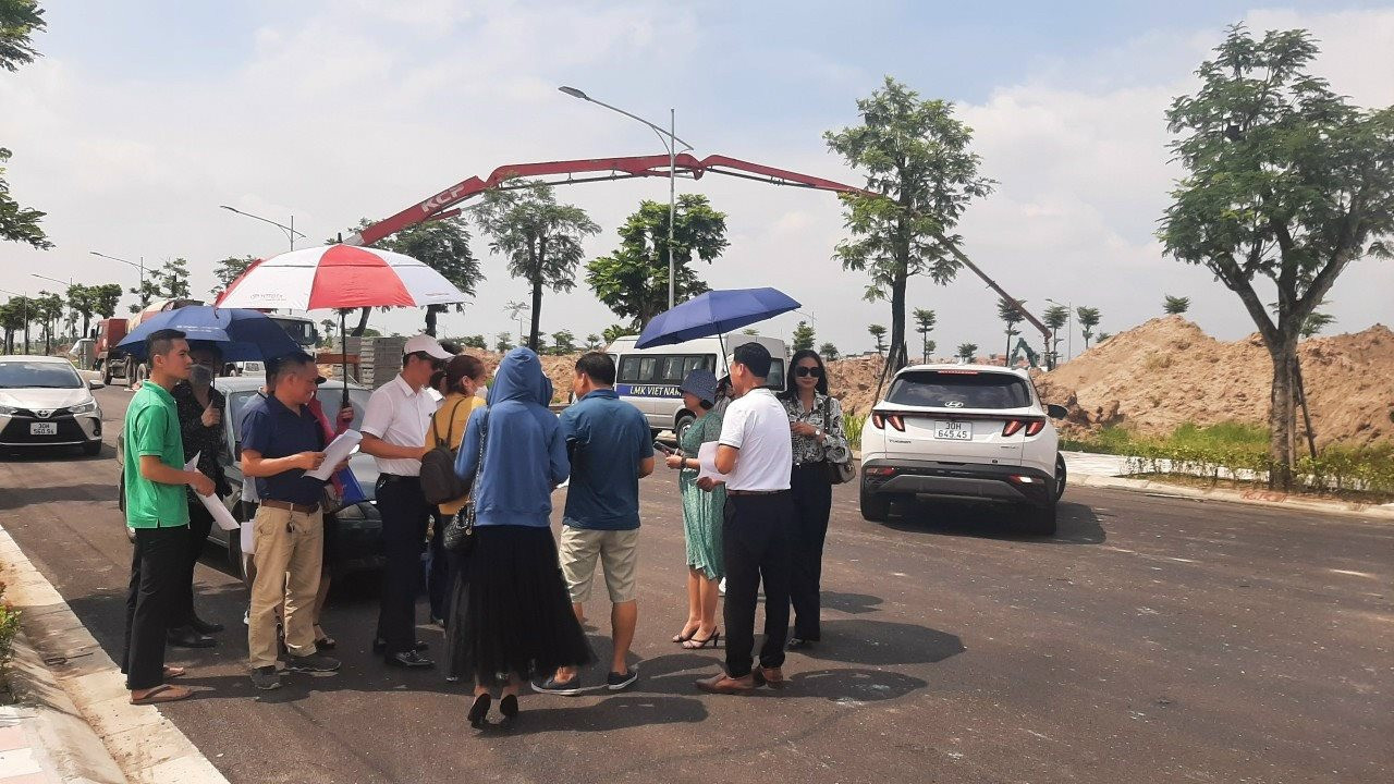 Thị trường đất nền sôi động trở lại