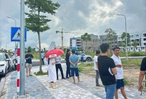 Nhiều người đang đổ số tiền lớn để mua gom bất động sản vì cho rằng Nhà nước sắp đánh thuế, giá đất sẽ còn tăng